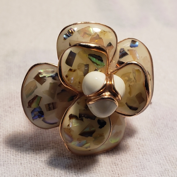 Beautiful enamel floral ring with gold trim and rose gold tone underneath - Picture 5 of 8